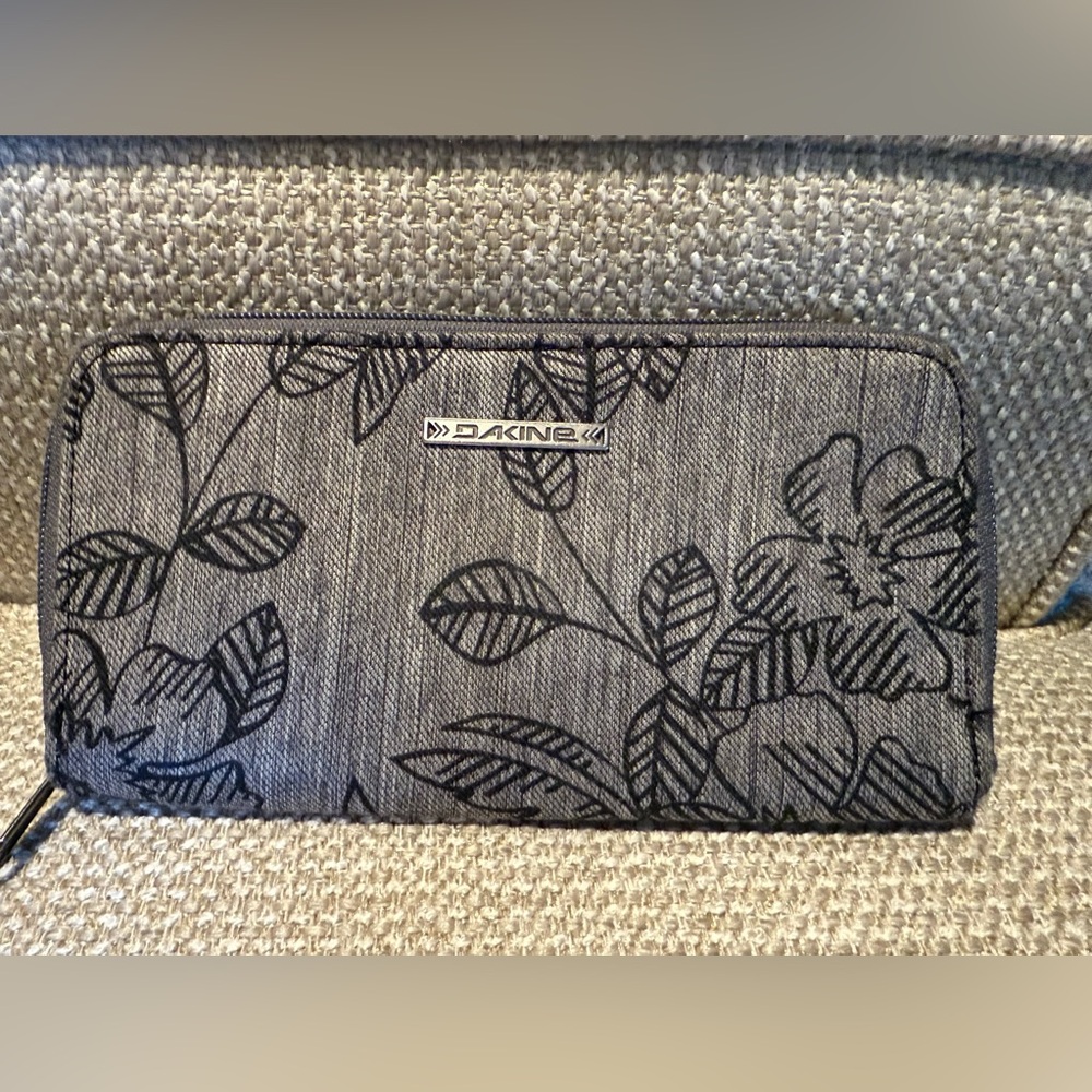 Dakine Black and Gray Leaf Pattern Wallet